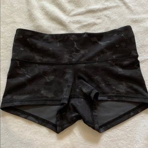 Lululemon camo booty shorts